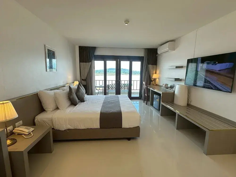 Deluxe room with balcony and with river view