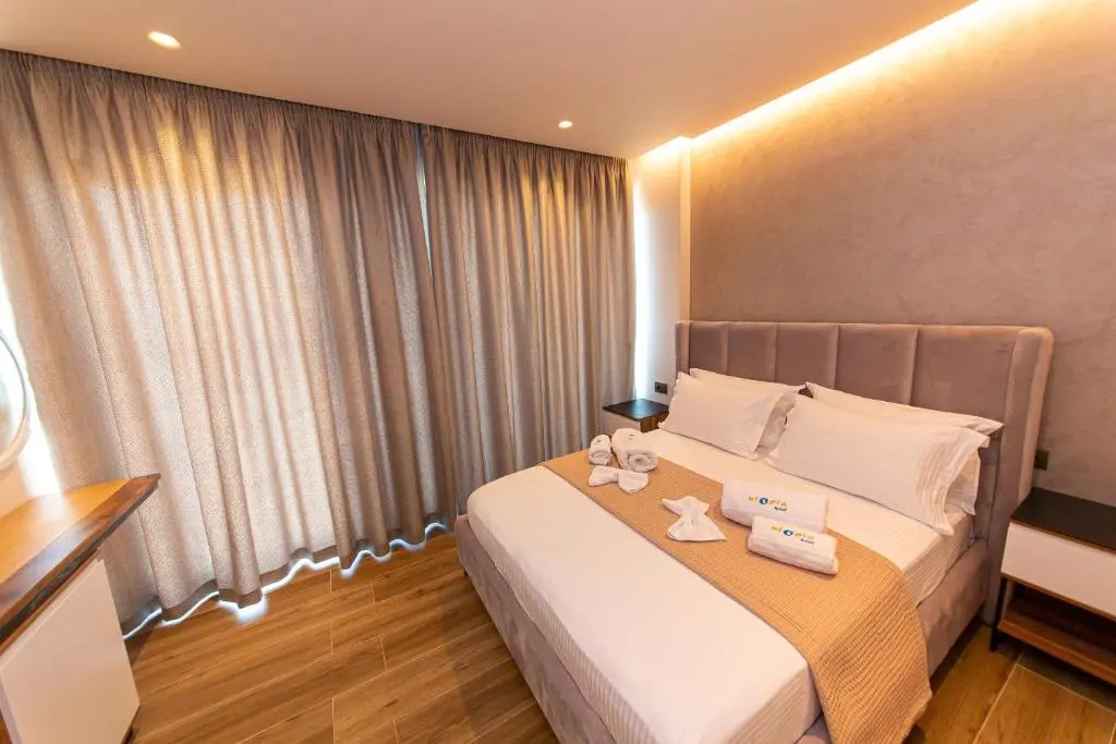 Deluxe Double room with balcony and with partial sea view (full double bed)