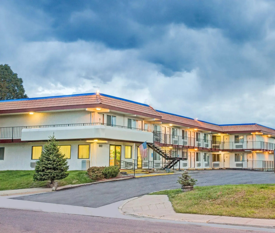 Knights Inn Aurora
