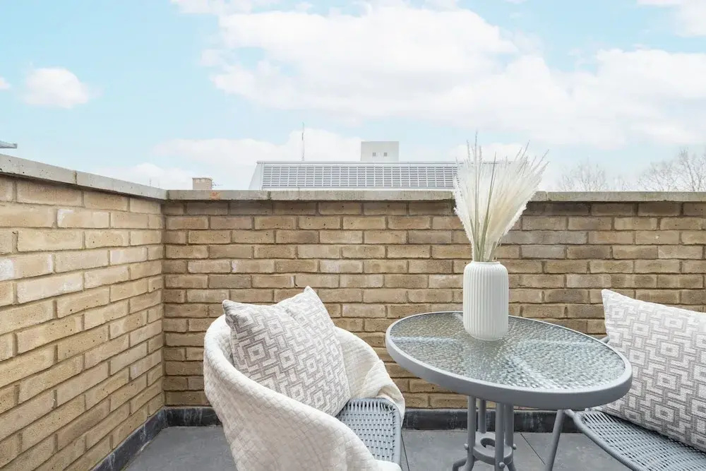 Modern 2BR 2BA with Balcony by Soho