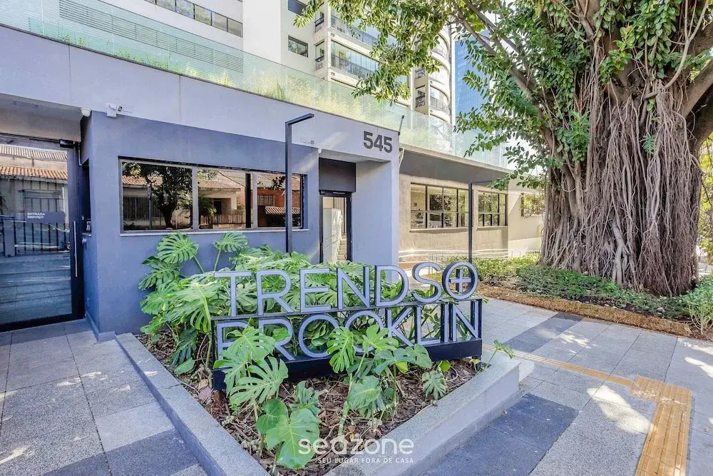 Apt w/ Balcony, Minutes From the Subway Ctb2405