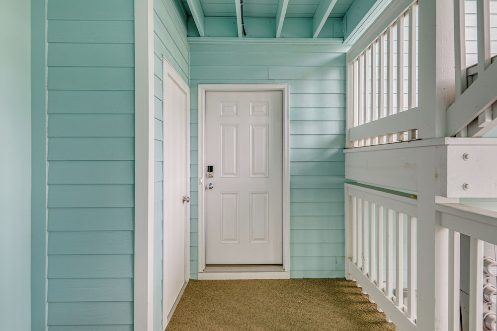 Steps to Beach! Emerald Isle Condo w/ Ocean View