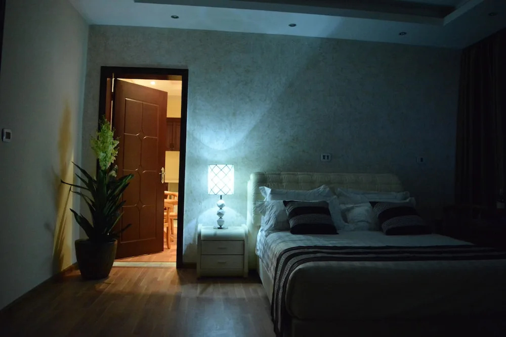 2 Bedrooms Family room with city view
