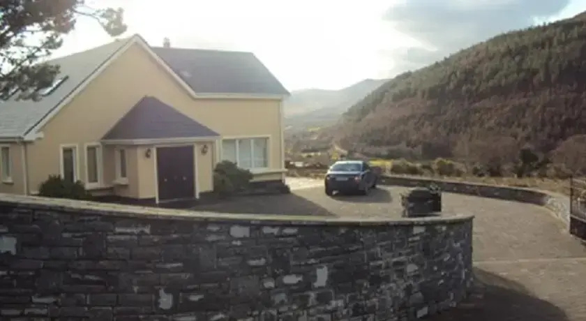 Castle View House-Private Spacious Comfortable Vacation Home -Sleeps 12 - Ring of Kerry - Sea Views -WiFi
