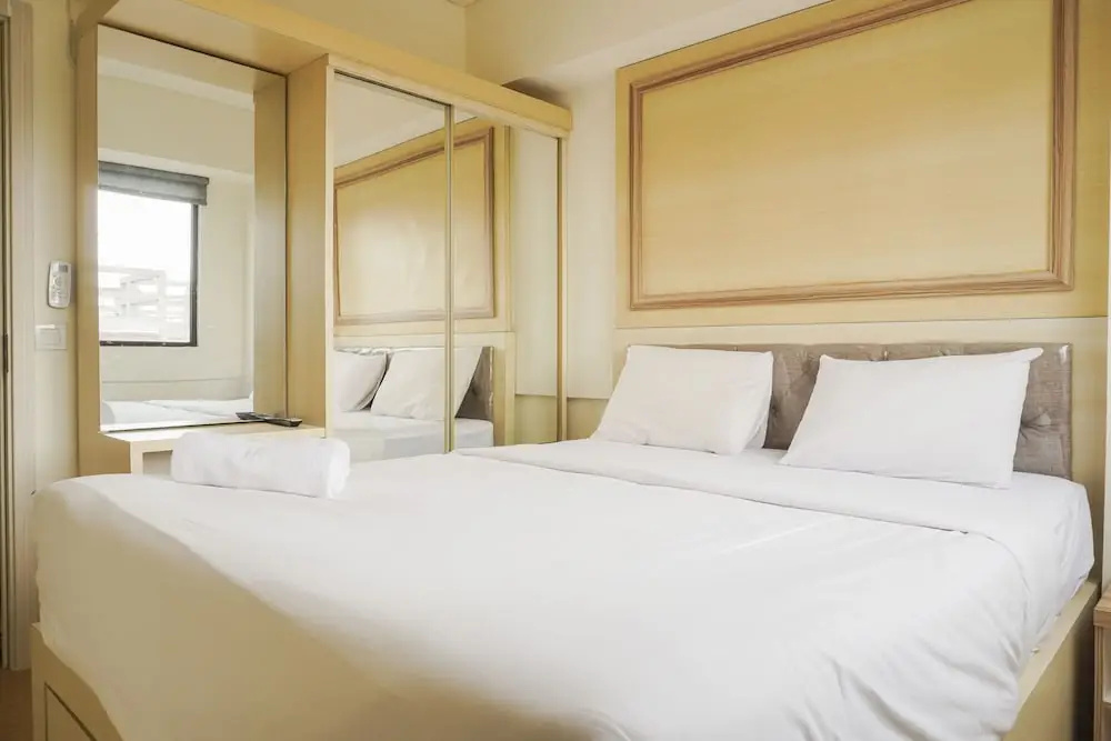Comfort 1Br With Working Room At Meikarta Apartment