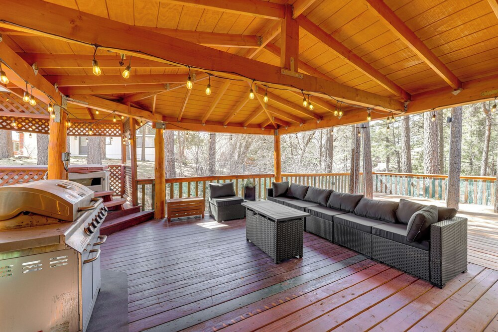 Multiple Decks! Cabin 1 Mi to Big Bear Lake Access