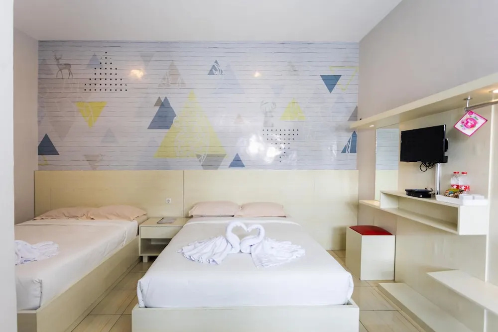 2 Bedrooms Standard Family room with balcony