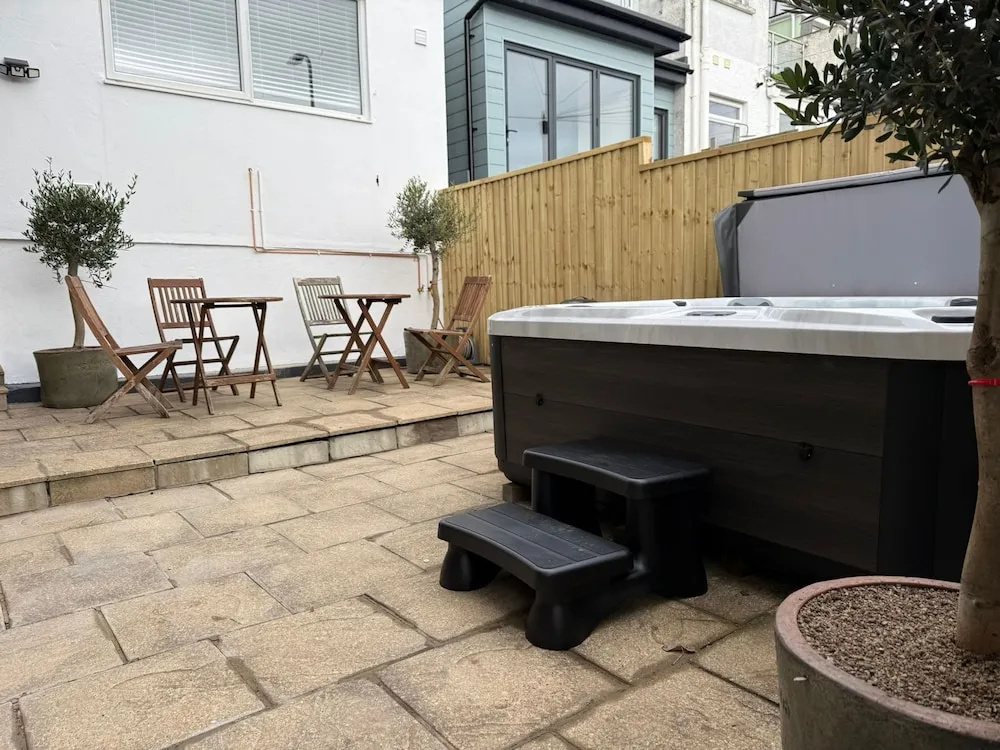 The Ivies - 5 Bedroom Property - Tenby