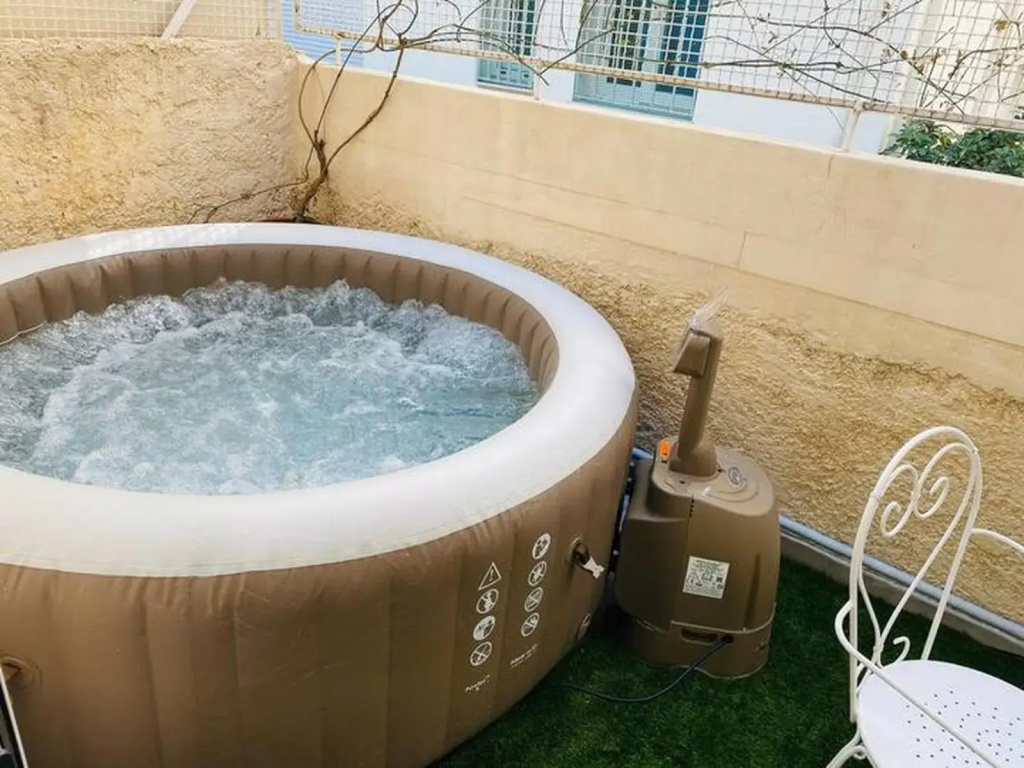 Amazing House with Jacuzzi and Huge PVT Garden