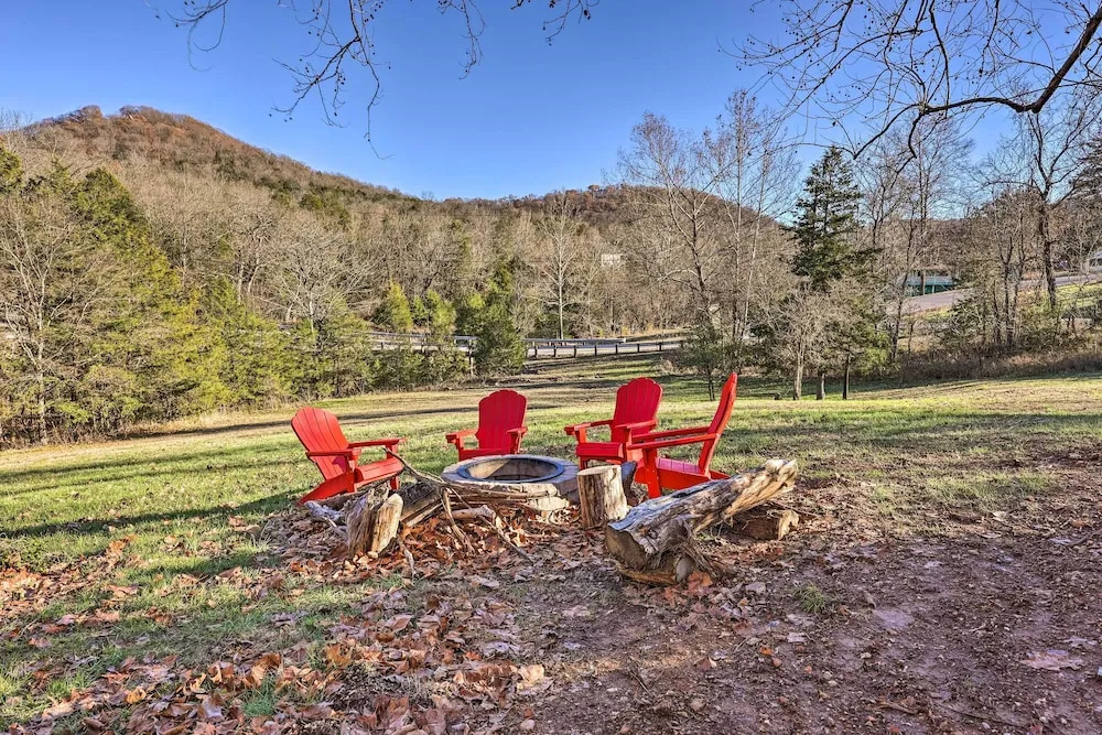 Holiday Island Home: Hot Tub & Wood Stove!