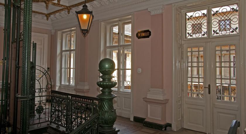 Andrassy Garden Apartment in Center