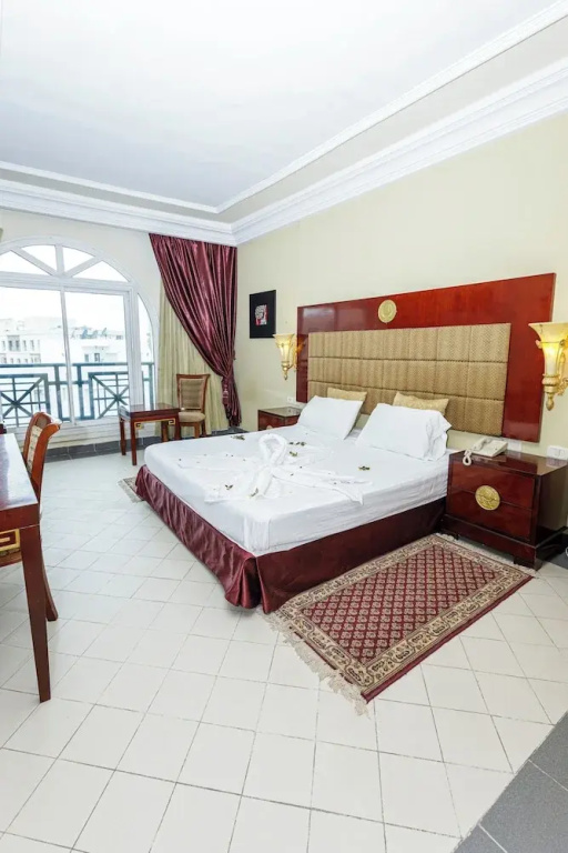 Standard Triple room with city view