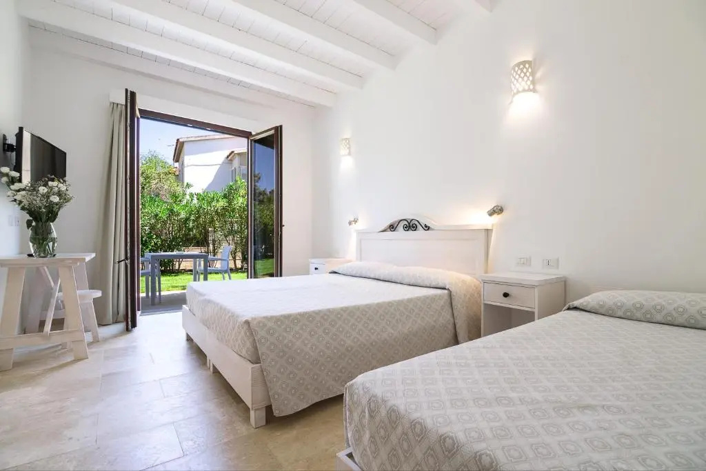 Standard Triple room with garden view