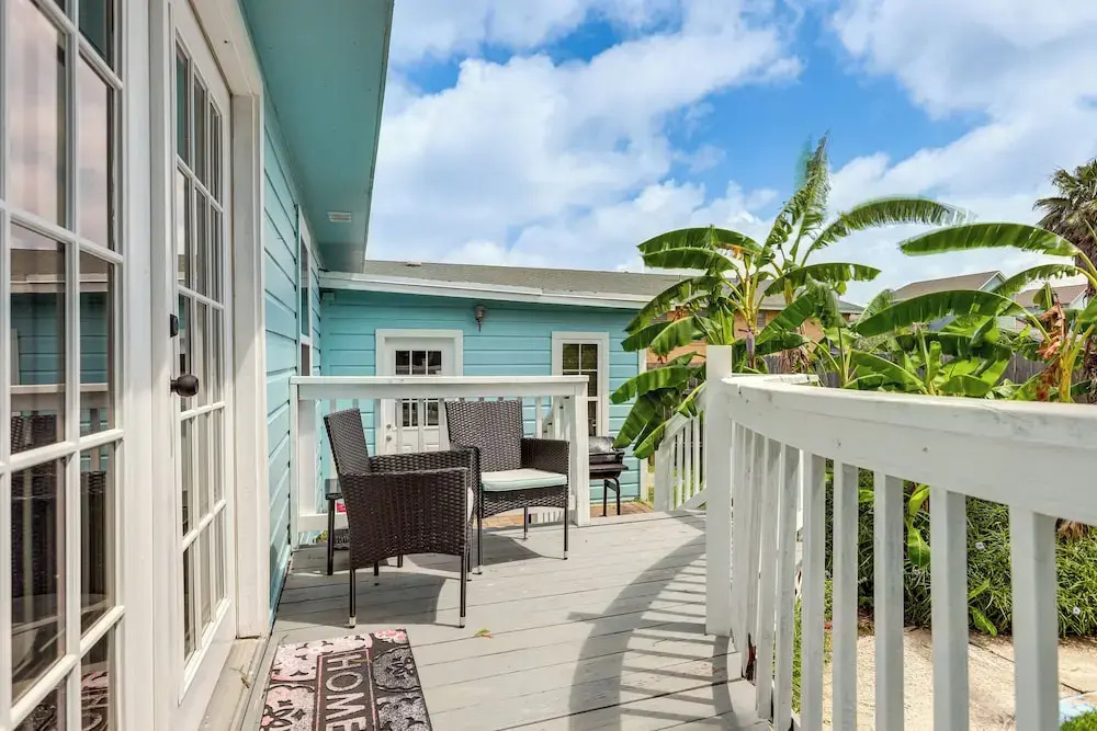 1 Mi to Moody Gardens & Beaches: Galveston Home