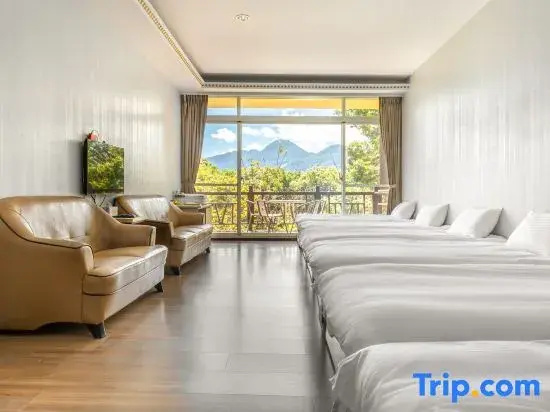Standard Family room with mountain view