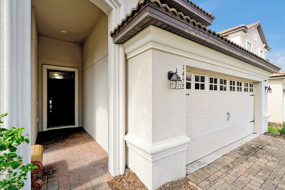 1452 Myrtlewood, 6 Beds
