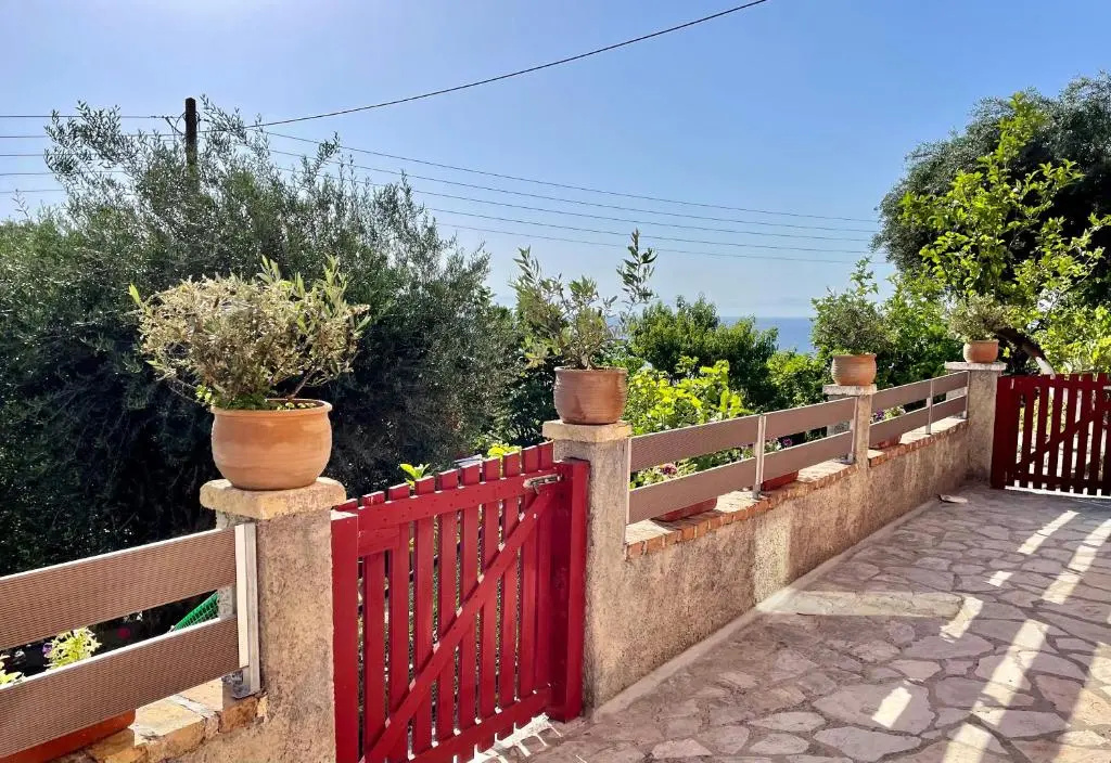 Alesti House with garden and private beach access