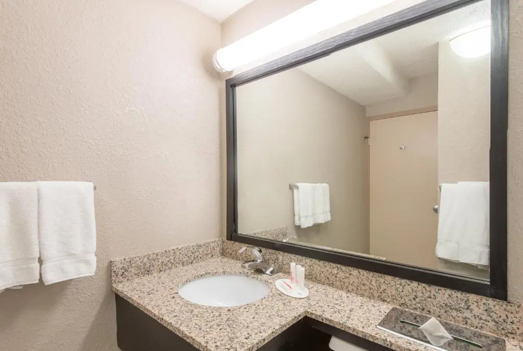 Ramada by Wyndham Cumberland Downtown - Chambres