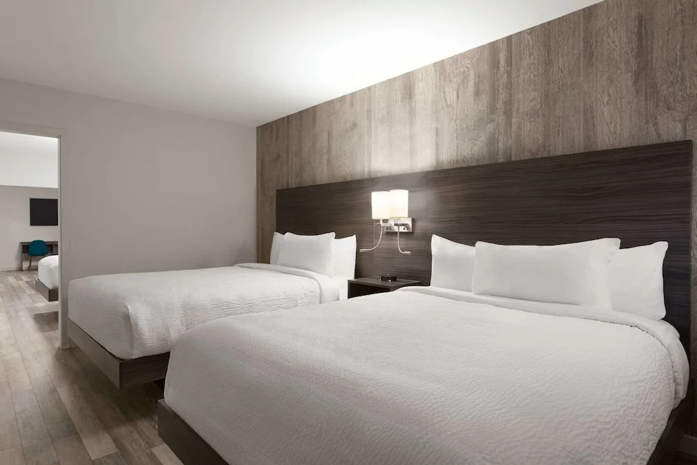 Sextuple Family Suite