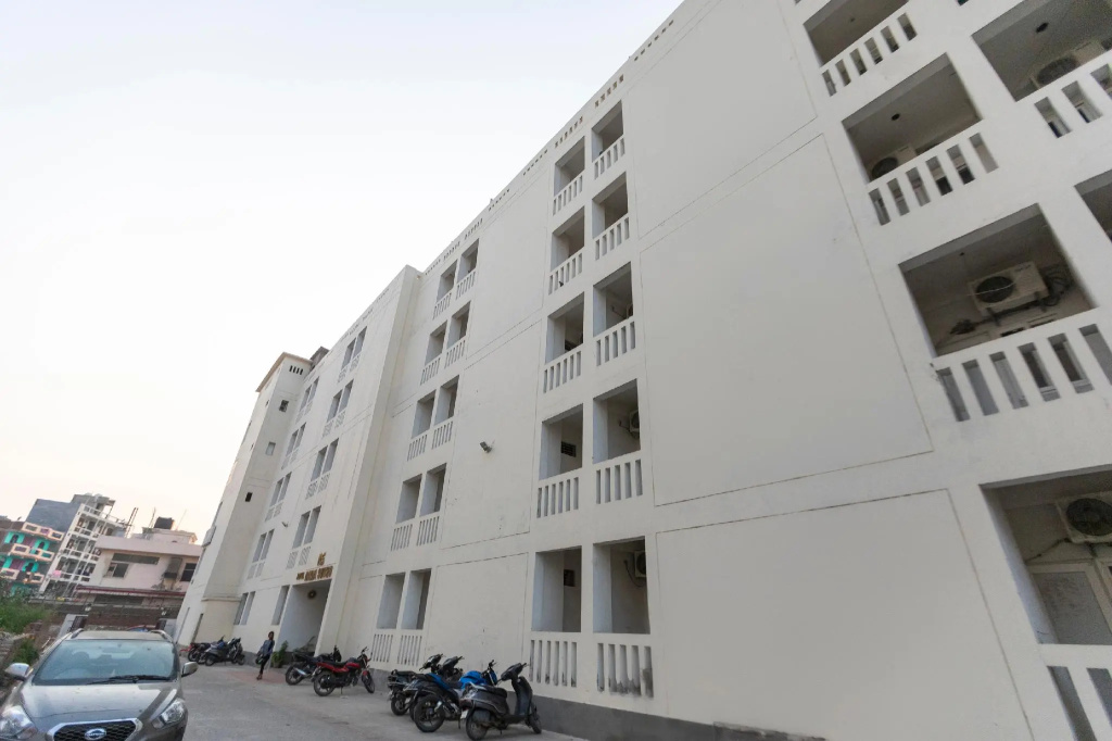 Capital O 64120 Hotel Noida Residency
