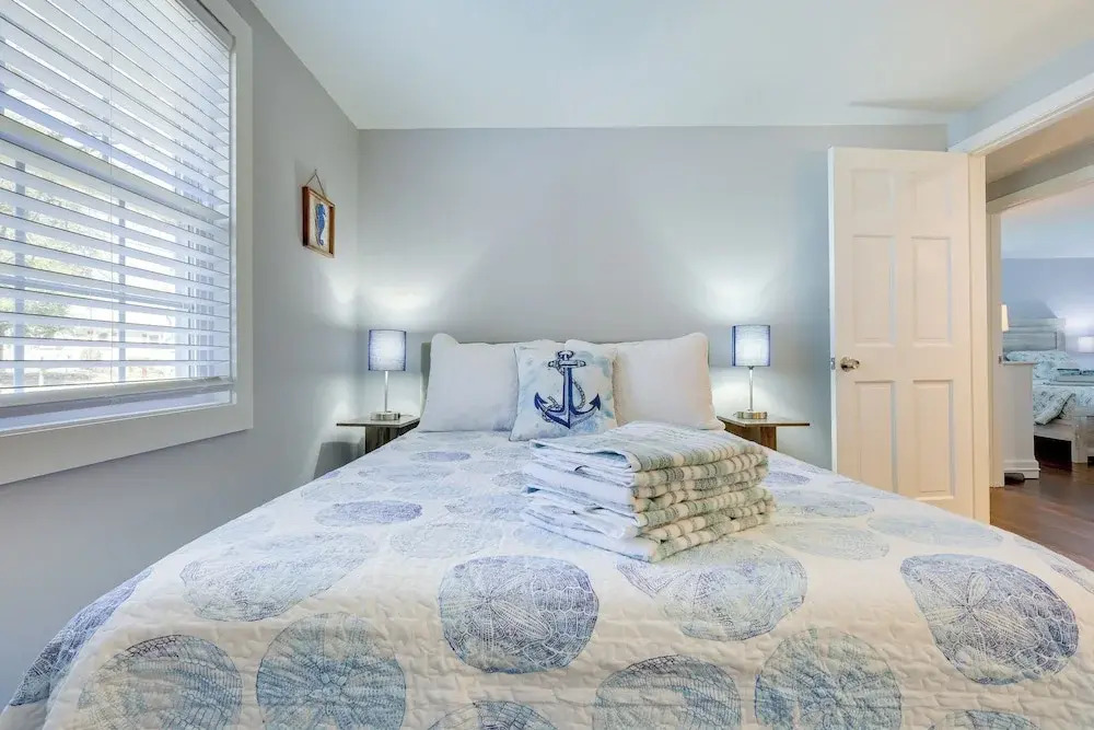 2 Mi to Craigville Beach: Hyannis Home w/ Deck — фото 6