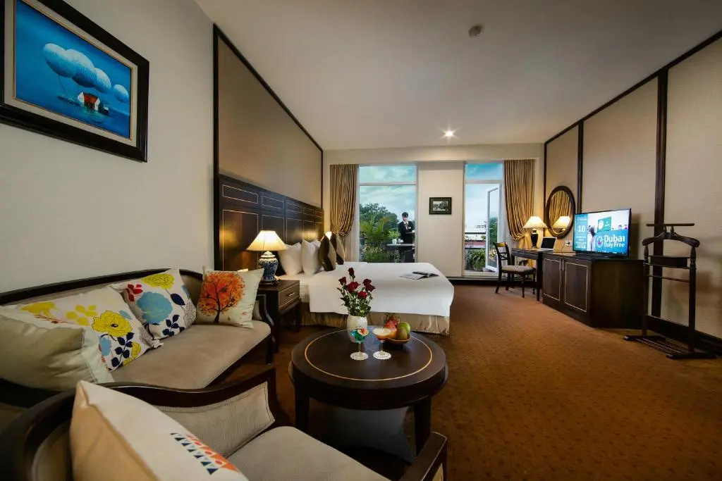 Suite with balcony and with city view