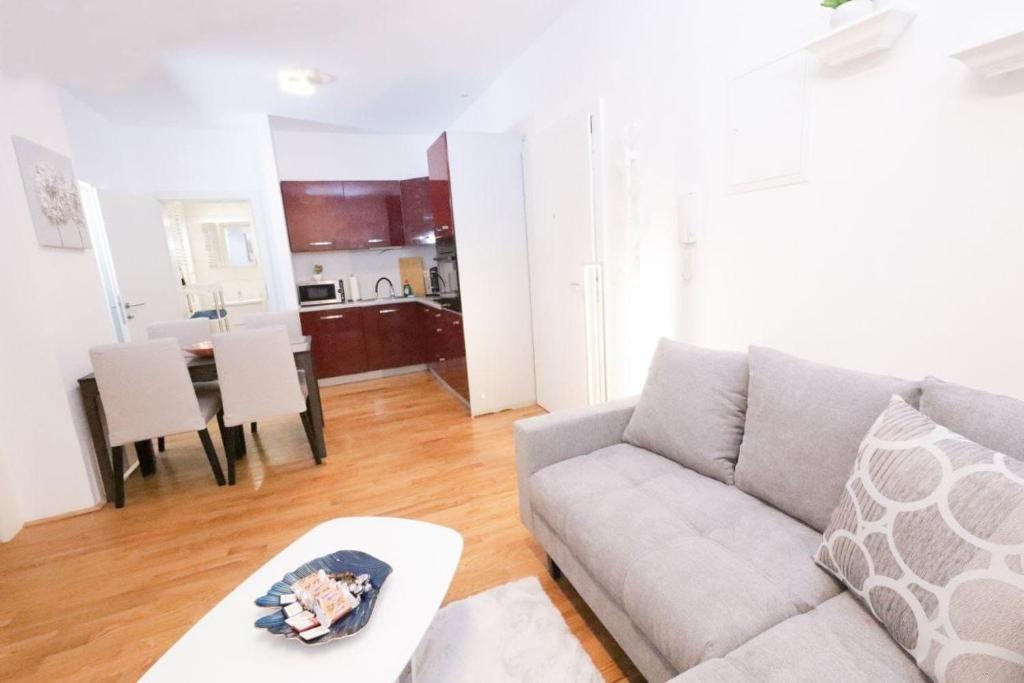 Next to City Center and Central Station, Apt. 10
