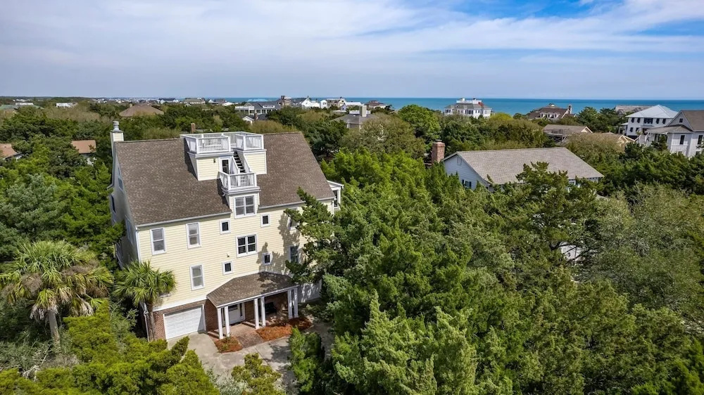 This Vibrant Family Home Features 8 Bedrooms, And 8 Bathrooms, Ocean And Creek Views Home by Peace Vacations