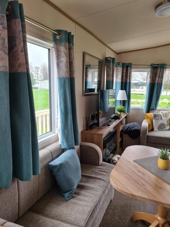 Hot tub hols 3 bed caravan at 42 Kingfisher Court