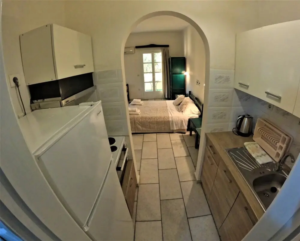 2 Bedrooms Basement Apartment with garden view