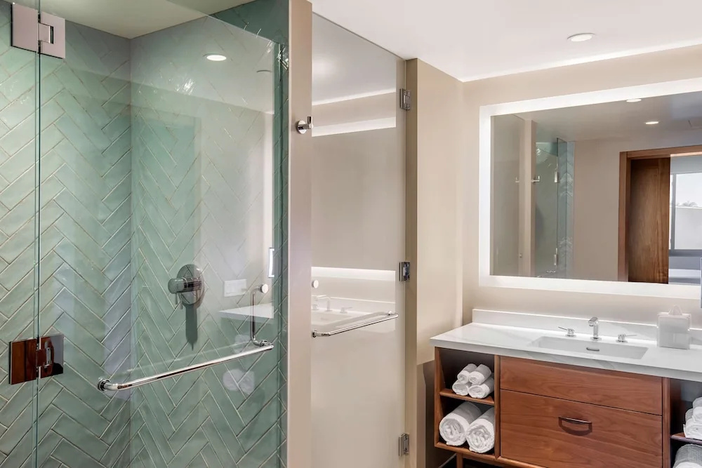 1 Bedroom Deluxe room with partial ocean view