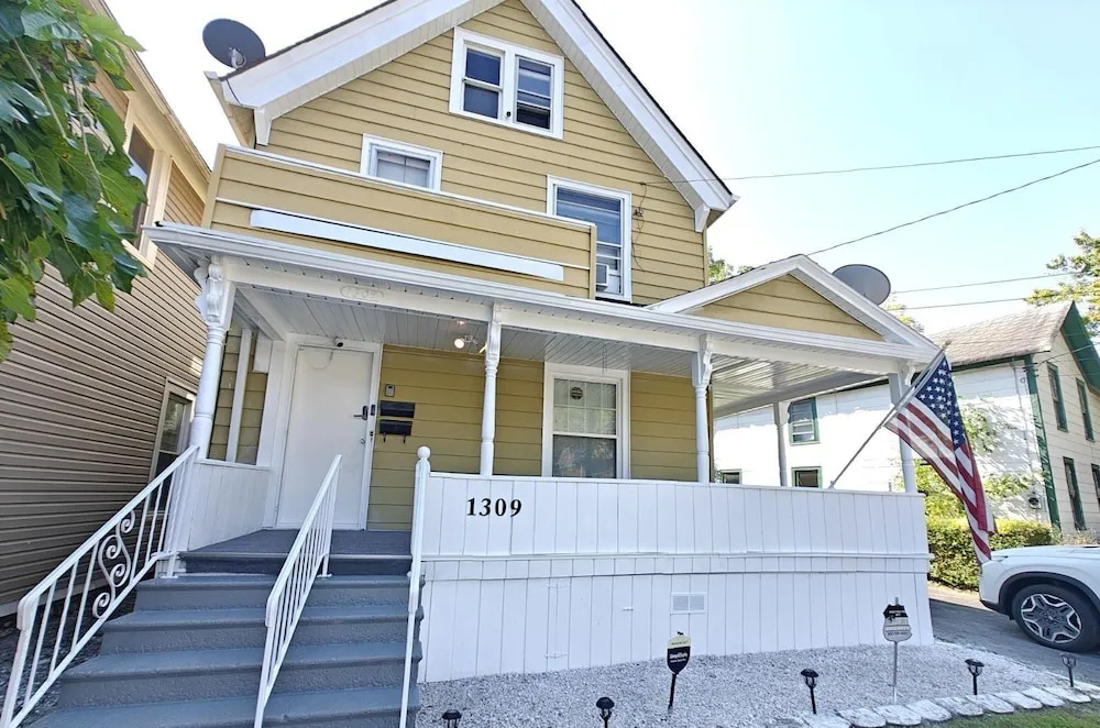 Niagara Falls Home 2BR, Pets OK, Free Parking