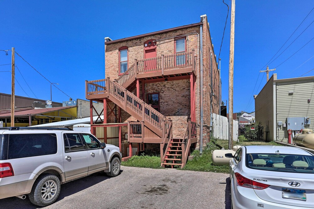 Shop, Hike & Explore! Historic Dtwn Custer Apt