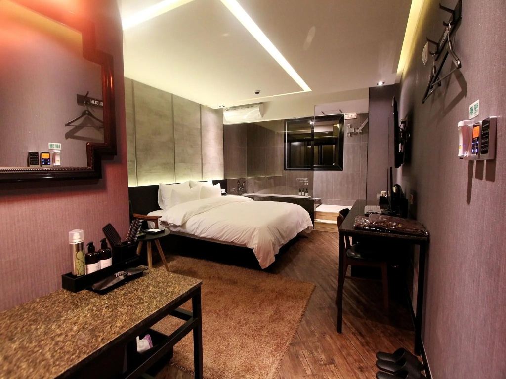 Deluxe Double room (full double bed)
