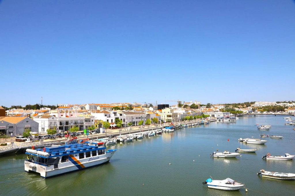 Beautiful Town Centre Apartment with Shared Pool