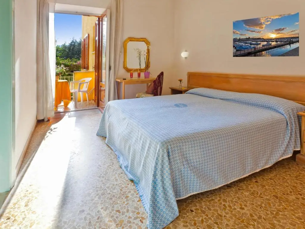 Standard Double room with balcony (full double bed)