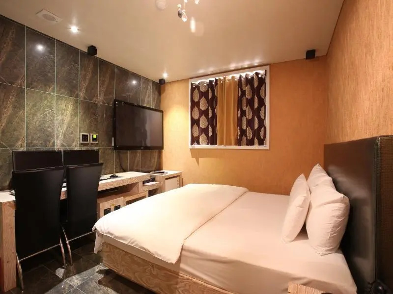 Double Suite (full double bed)
