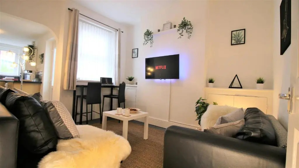 Three Bedroom Townhouse - Free Local Parking - by PROPERTY PROMISE