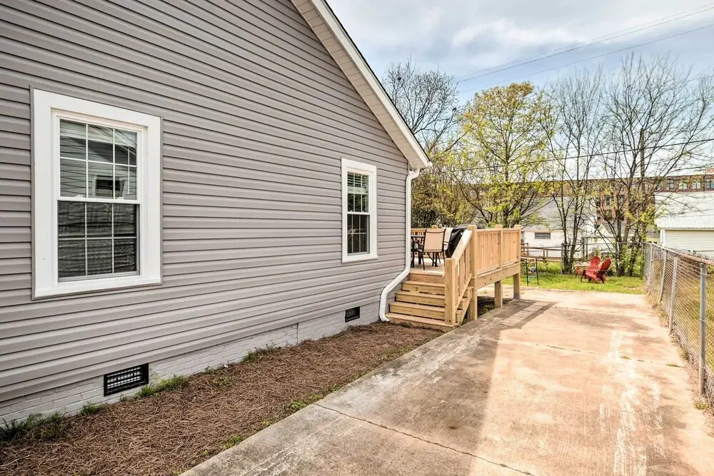 Ideally Located 'penne Place' w/ Deck & Grill