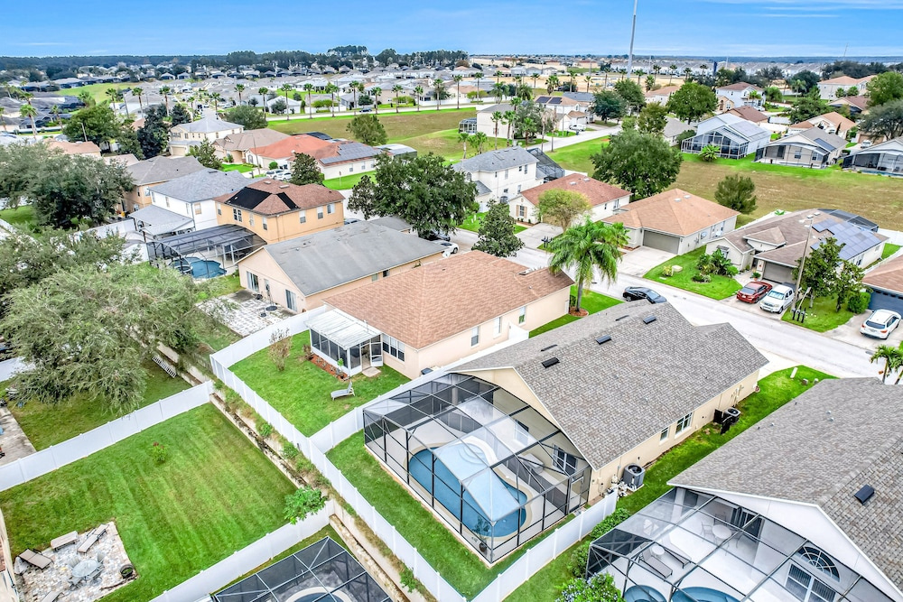 Charming Home With Pool, Enclosed Yard, Central AC, & Washer/dryer