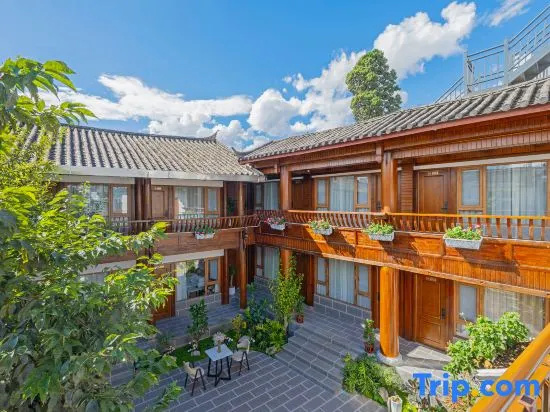 Man Xiang Cloud Retreat: Chinese-Themed Cinema Suites with Scenic Views