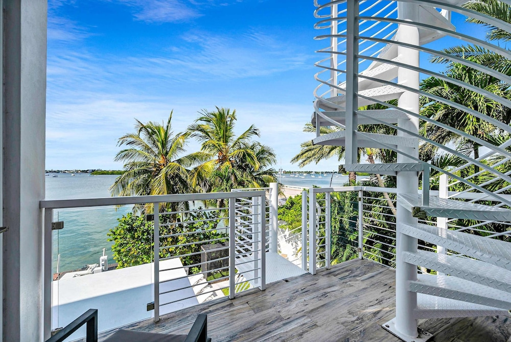 Miami Stunning Waterfront Villa Escape