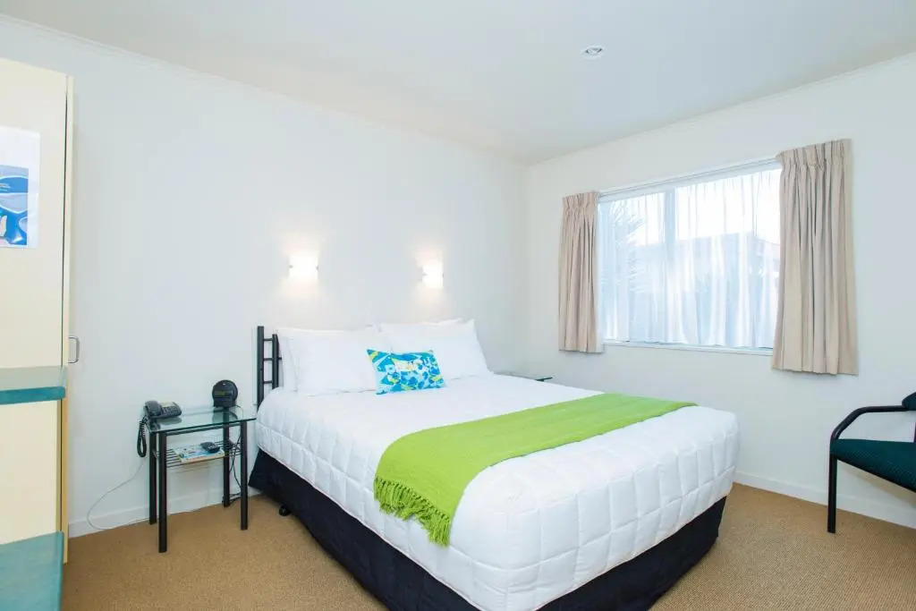 一室四人公寓，配有雙人床