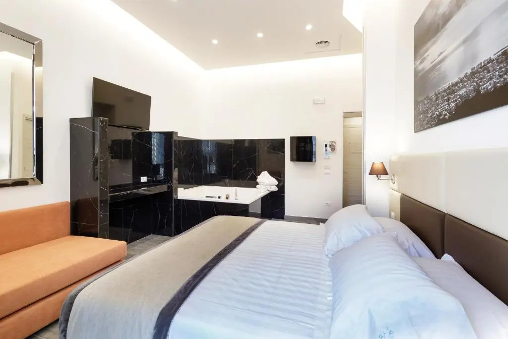 Deluxe Double room (full double bed)
