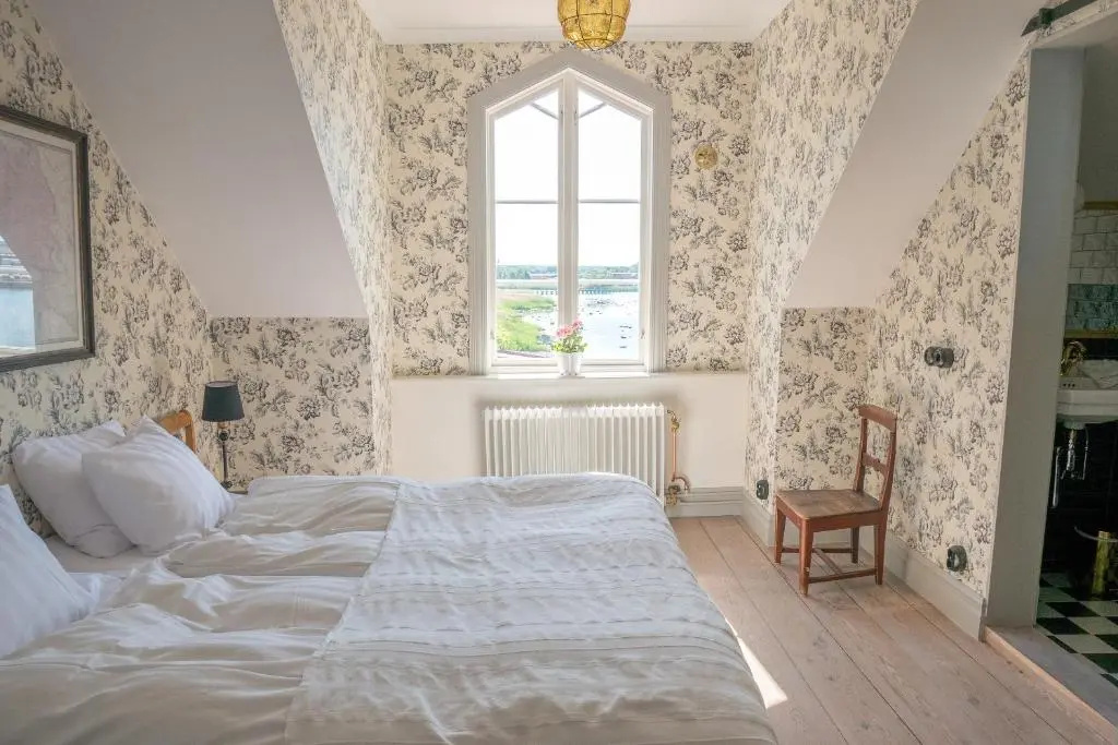 Deluxe Double room with partial sea view (full double bed)