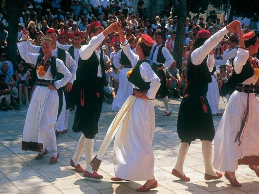 Культурные традиции западной европы. Хорватия культура традиции обычаи. Национальные танцы Черногории. Черногорцы хорваты, сербы. Черногорский национальный танец.