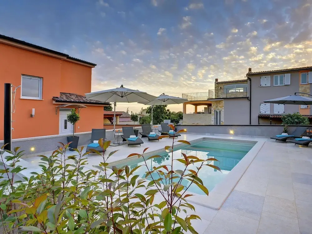 Villa in Pula With Pool & Parasol