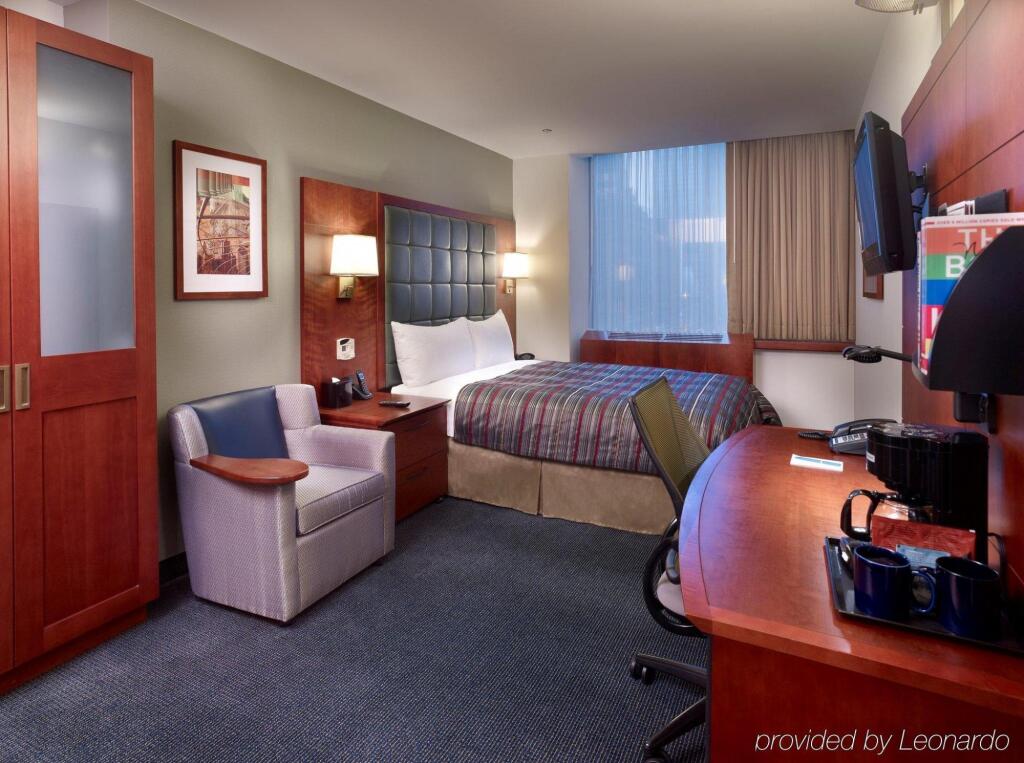 Central Loop Hotel by null