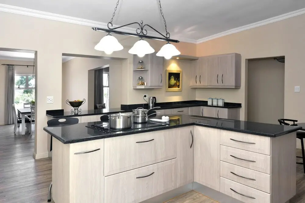 Lovely Self-catering Home, in Quiet Area, 10 Minutes Walk to Restaurants No01