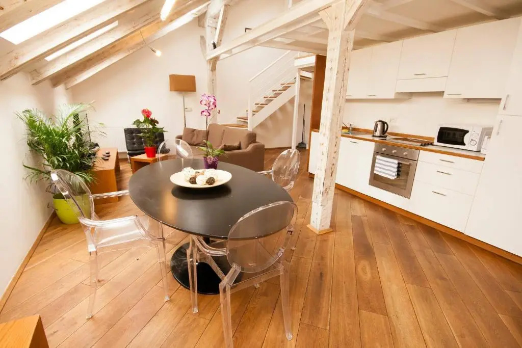 5 Bedrooms Apartment